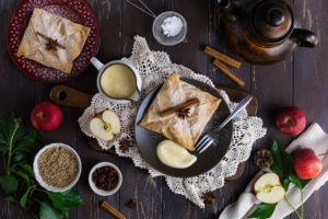 Apfelstrudel-Taschen mit Vanillesauce