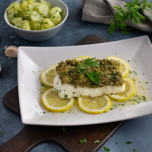Kabeljau mit Kräuter-Nuss Kruste serviert mit Petersilkartoffeln