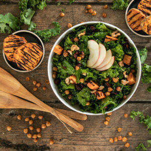 Federkohlsalat mit gerösteten Kichererbsen, Süsskartoffel & Äpfeln