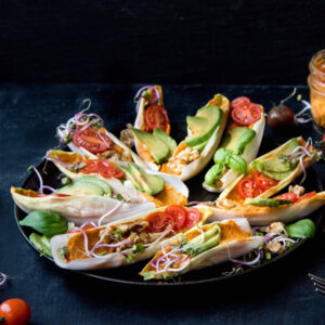 Chicorée-Schiffchen mit Tomatenhummus