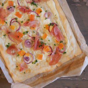 Kürbis-Rohschinken-Flammkuchen