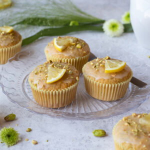 Zucchini Muffins mit Pistazien und Zitronenglasur