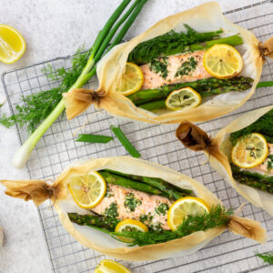 Lachspäckchen mit Spargel und Kräuterbutter