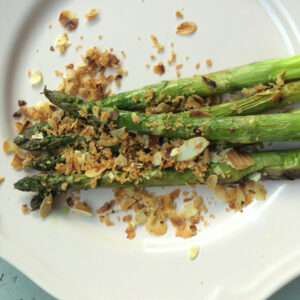 Spargel mit Mandelcrunch