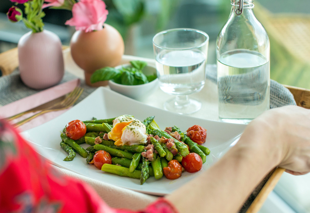 Spargelsalat mit Speck und Ei