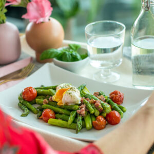 Spargelsalat mit Ei und Speck