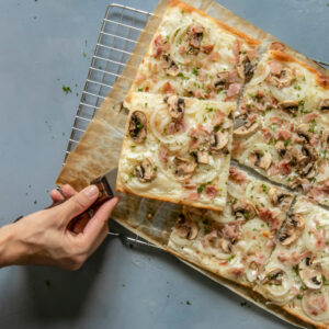Flammkuchen-mit-Champignons und Schinken
