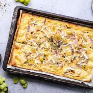 Flammkuchen mit Weichkäse und Trauben